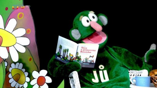 Jů si čte knížku "Táta a princezna Rozárka" a zapomíná na snídani.