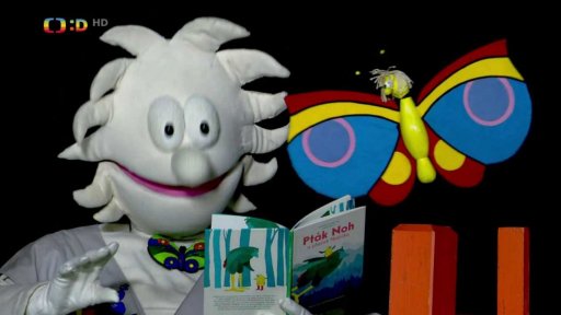 Pip si prohlíží knížku Pták Noh a ptáček Nožička, Otylka mu kouká přes rameno