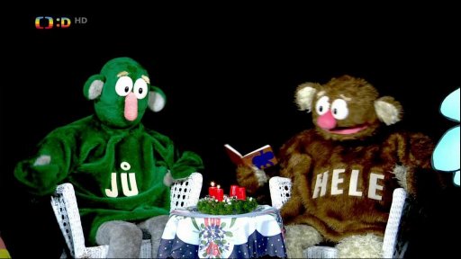 Jůheláci si čtou knížku a rozsvěcí 3. svíčku na adventním věnci.