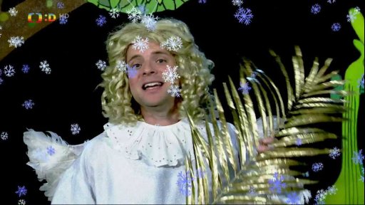 Andělé vyřizují Mufovi vzkaz od Ježíška a zpívají s ním píseň.