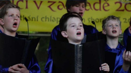 Slavíci v zahradě na Kampě