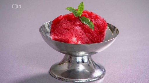 Domácí čokoládová zmrzilina a jahodový sorbet