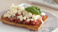Bruschetta s rajčaty a mozzarellou