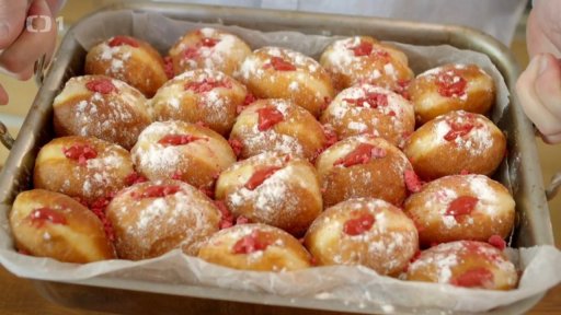 Masopustní koblihy s malinovým krémem