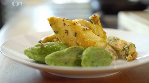 Jarní kuřátko s nádivkou, kedlubnové zelí, špenátové krupicové noky