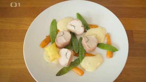 Králičí hřbet v sušené šunce s béarnskou omáčkou a nafouknutými bramborami (pommes soufflées)