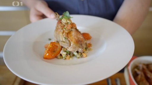 Pečená křepelka s rajčaty, šalotkou a bylinkami, vlažný salát ze zelené čočky