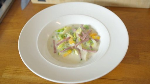 Velouté z uzeného jazyka a jarní zeleniny