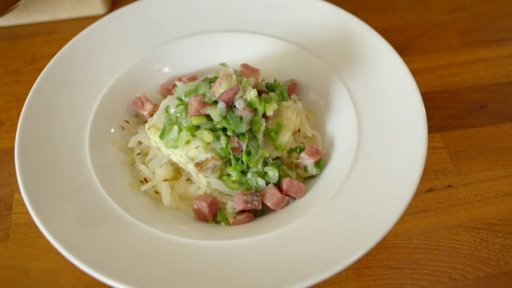 Bramborovo-chlebové knedlíky s kedlubnovým zelí a kostkami hovězího jazyka s jarní cibulkou