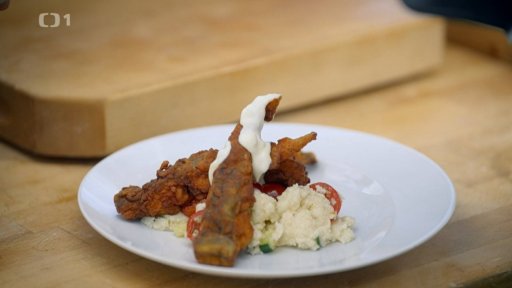 Tvarohové špecle s cuketou, rajčaty a smaženým kaprem