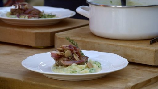 Krkovice v marinádě z česneku a rozmarýnu, ragú z česneku, červené cibule a jarní cibulky s kouřovým pivem, bramborová kaše