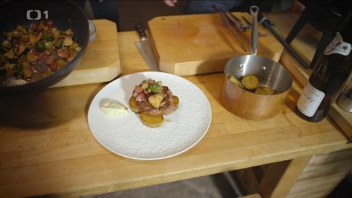 Marinovaná krkovice, ragú z baby patisonů a hroznového vína, tymiánová majonéza