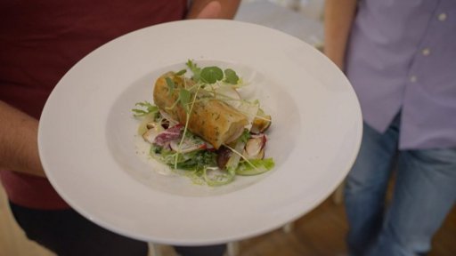 Křupavá rolka plněná vepřovým masem s cibulkou, houbami a kmínem, vlažný podzimní salát s kapustou, kedlubnou a houbami, kefír se solí, pepřem a oříškovým olejem