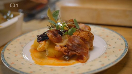 Kuřecí paličky pečené se slaninou, bramborami a švestkami