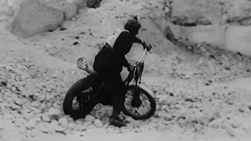 Závod motocyklů v horolezeckém terénu