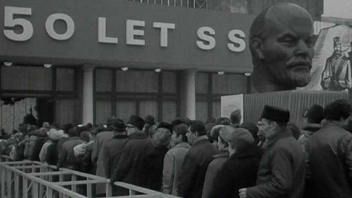 Před ukončením výstavy 50 let SSSR ji navštívili ještě filmaři