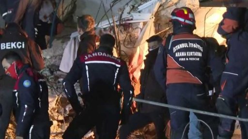 Hledání obětí v troskách