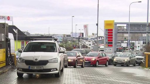 Pohonné hmoty zlevňují