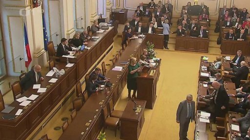 Mimořádná schůze Sněmovny kvůli nedostatku léků