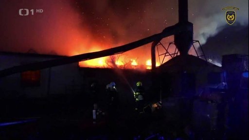 Požár haly se dřevem v Čelákovicích