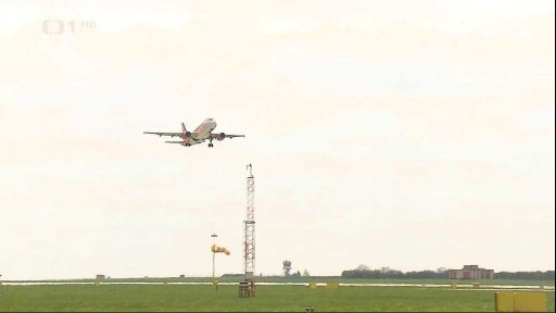 Údržba hlavní ranveje na pražském letišti