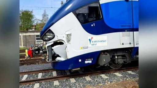 Srážka vlaku s bagrem