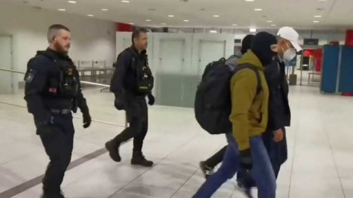 Převoz muže podezřelého z vraždy