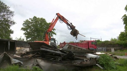 Bourání obytných buňek po požáru v Brně