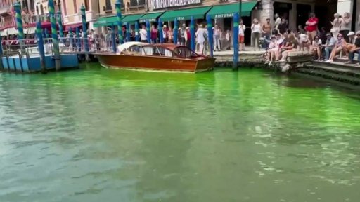 Úřady vyšetřují podivně zářící barvu vody v Benátkách
