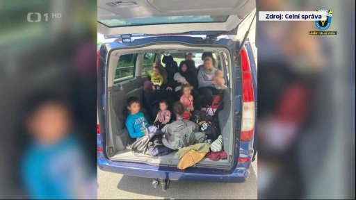 Celníci zadrželi dodávku s migranty na D1
