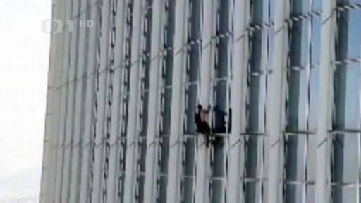 Muž šplhal na mrakodrap v Soulu