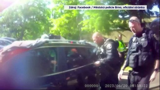 Záchrana ročního dítěte z rozpáleného auta