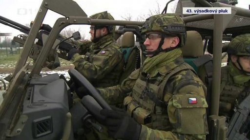 Výsadkáři si na nové vozy počkají