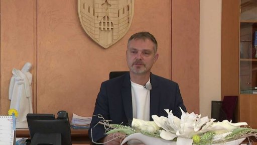 Obce i kraje snižují dluhy