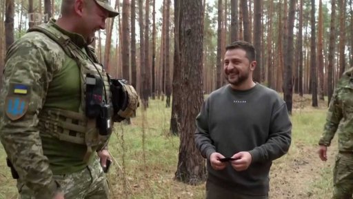 Zelenskyj navštívil vojáky na frontě