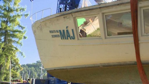 Vytažení výletní lodě Máj z vody