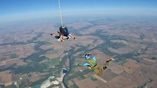 104letá žena skočila padákem