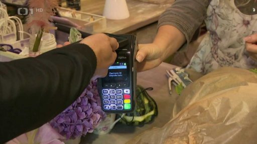 Češi stále více platí kartou