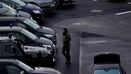 Muž držel rukojmí na letišti v Hamburku