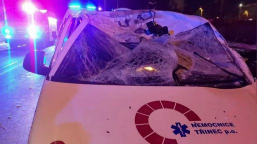 Pád stromu zranil tři lidi v sanitce