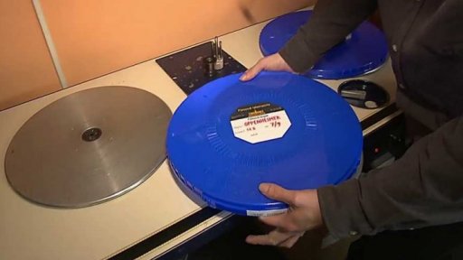 Oppenheimer promítaný z filmu