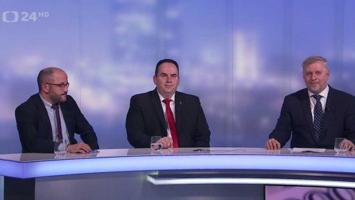 Mimořádná sněmovna k růstu důchodů