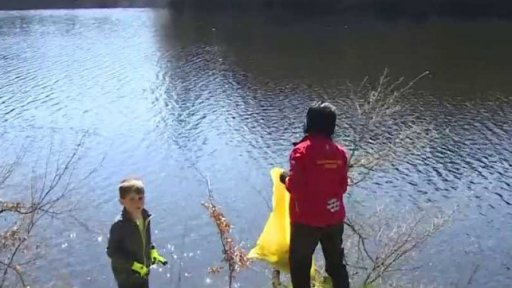 Záchranáři a potápěči čistí pastvinskou přehradu