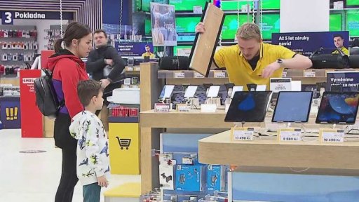 Koruna je k euru nejslabší za devět měsíců, to nahrává exportérům