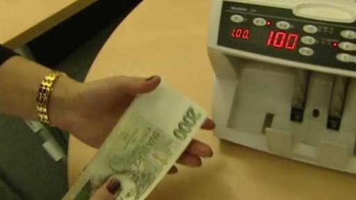 Koruna v posledních dnech dál oslabuje (záznam rozhovoru z pořadu Studio ČT24)