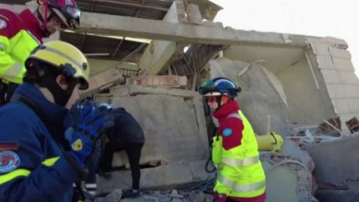 Počet obětí zemětřesení dál narůstá