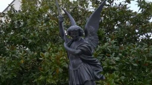 Francie se pře o sochy svatých