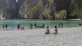 Návrat turistů na pláž Maya Bay ohrožuje žraloky