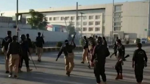 Chaos v Pákistánu po zatčení expremiéra Chána