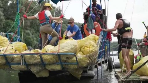Maďaři soutěží ve sbírání plastů